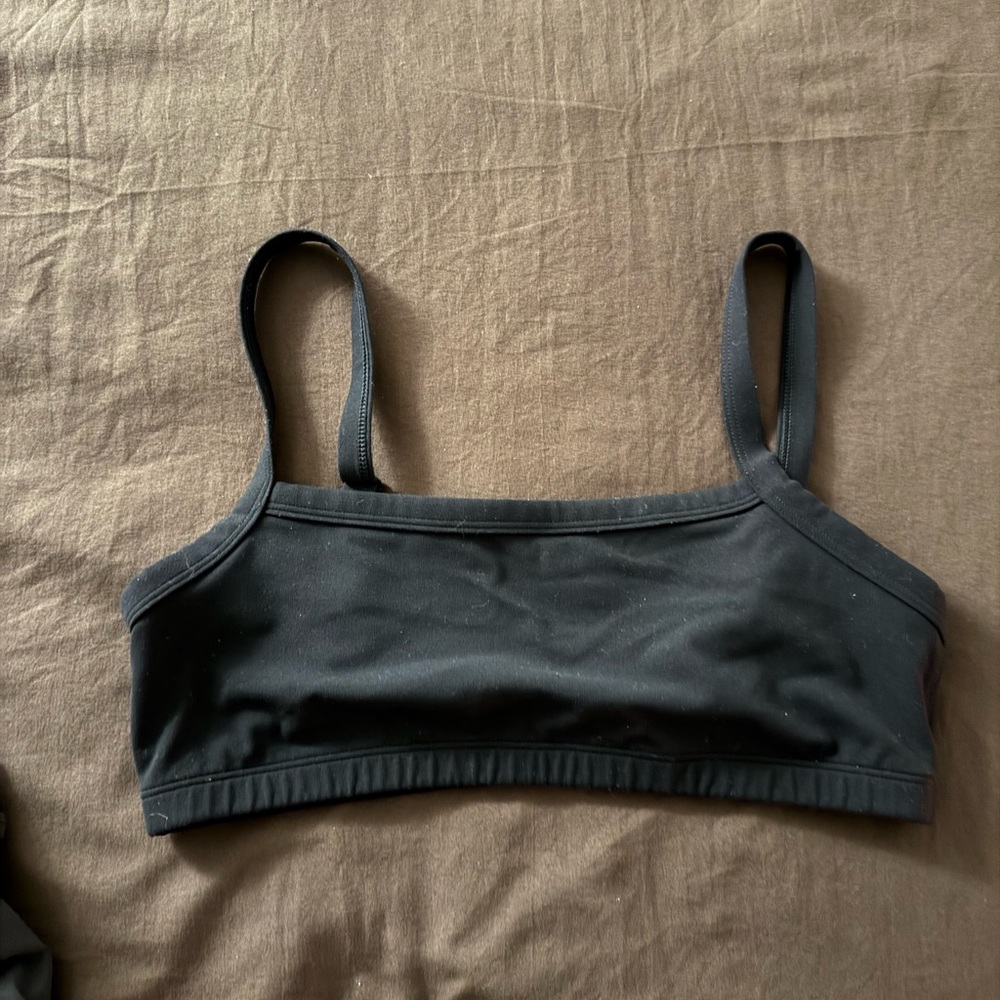 Aritzia tumbler bra top size medium in black